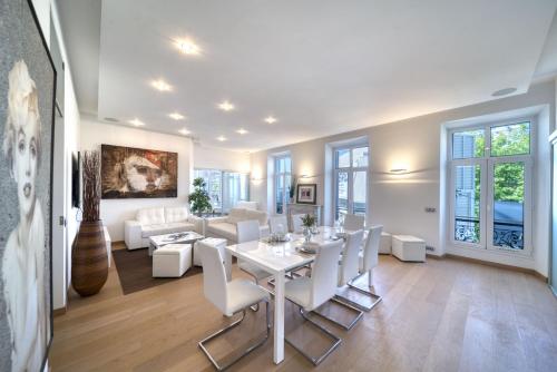 - une salle à manger et un salon avec une table et des chaises dans l'établissement Appartement Francis F. Copolla, à Cannes