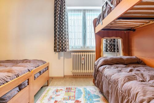 - une chambre avec 2 lits superposés et une fenêtre dans l'établissement House Cuel Milena Folgaria - Yellow, à Folgaria