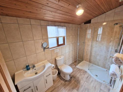 Ένα μπάνιο στο Lomond 5 with Private Hot Tub - Fife - Loch Leven - Lomond Hills - Pet Friendly