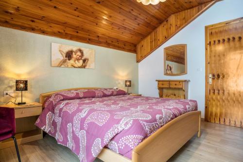 Tempat tidur dalam kamar di House Cuel Milena Folgaria - Green