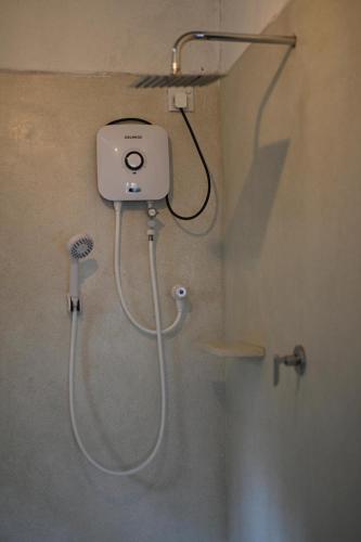アハンガマにあるVIVO Brand New Beach Studio Hot Water Fast Internetのバスルーム(シャワー、エイティザー付)