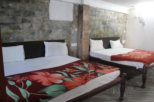 ハリドワールにあるHotel Shree Chitra Residency By Avadhesh Group of Hospitalityのベッド2台(サイドサイドサイドサイド)