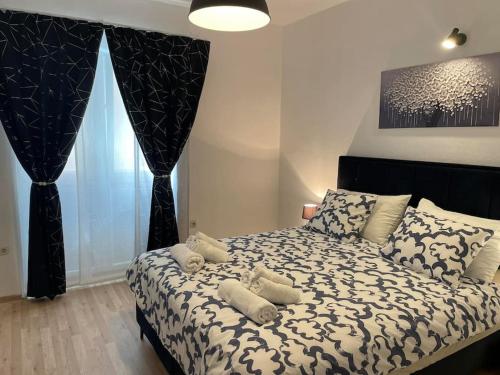 Un dormitorio con una cama con ositos de peluche. en Apartment Attila, en Zadar