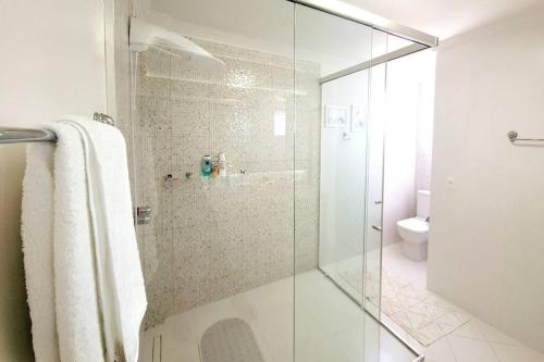uma casa de banho com uma cabina de duche em vidro e um WC. em Campinas Penthouse - Cobertura Luxo com Piscina Privativa em São José