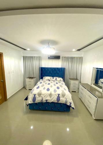 ein Schlafzimmer mit einem blauen Bett mit einer blauen und weißen Bettdecke in der Unterkunft Apartamento amueblado in La Viva
