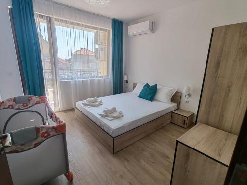 ein kleines Schlafzimmer mit einem Bett und einem Fenster in der Unterkunft Apartments Oreha Sveti Vlas in Sweti Wlas