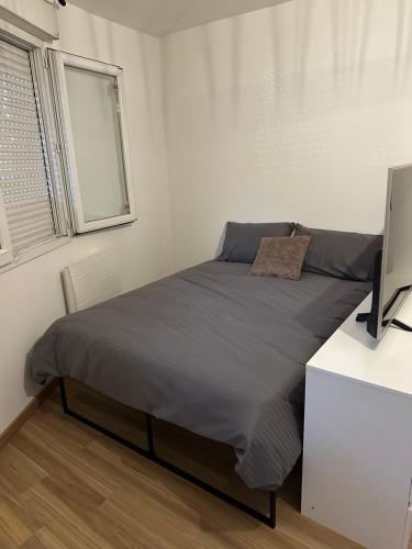 een slaapkamer met een bed en een televisie. bij Appartement cosy, proche Paris in Rosny-sous-Bois