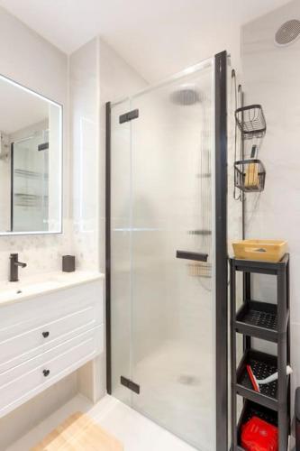 une salle de bain avec une douche en verre et un lavabo dans l'établissement Chez James - Superbe studio avec piscine et plage à proximité, à La Grande Motte
