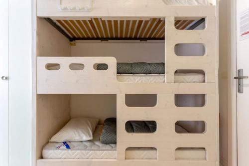 un lit superposé dans une chambre avec plusieurs lits dans l'établissement Chez James - Superbe studio avec piscine et plage à proximité, à La Grande Motte