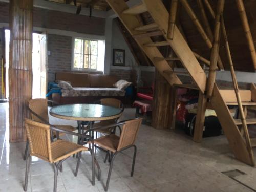 Casa completa en Puerto Cayo في بويرتو كايو: غرفة معيشة مع طاولة وكراسي وأريكة
