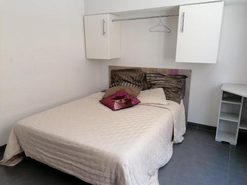 une chambre avec un lit avec un couvre-lit blanc dans l'établissement ENTRE PLAGES ET CALANQUES, à La Ciotat