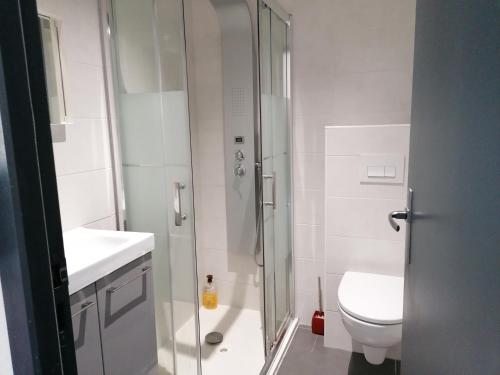 une salle de bain blanche avec douche et toilettes dans l'établissement ENTRE PLAGES ET CALANQUES, à La Ciotat