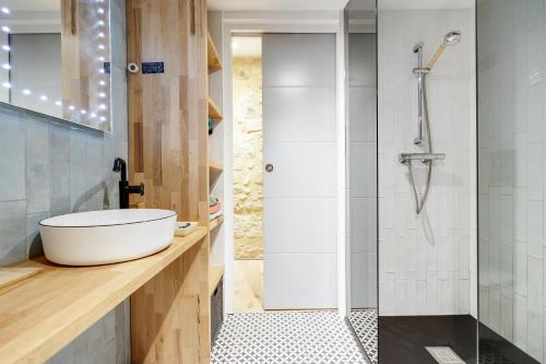 a bathroom with a sink and a shower at Perle rare au coeur de Bordeaux in Bordeaux