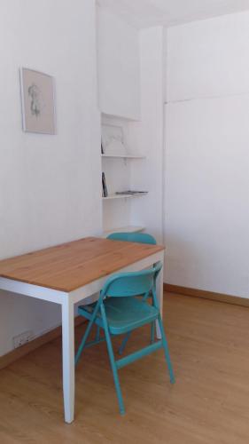 un escritorio con una silla azul junto a una mesa en Apartamento Chamberí, en Madrid