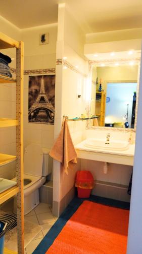 une salle de bain avec un lavabo, des toilettes et une baignoire dans l'établissement T2, Centre ville, Mer & Plage by Palmazur Vacances, à Théoule-sur-Mer