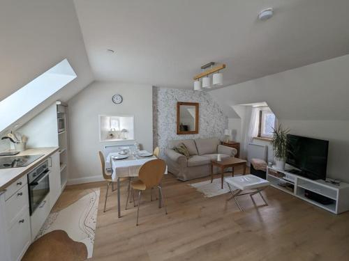 un grand salon avec un canapé et une table dans l'établissement Le cocon, T2, hypercentre, à Cherbourg en Cotentin