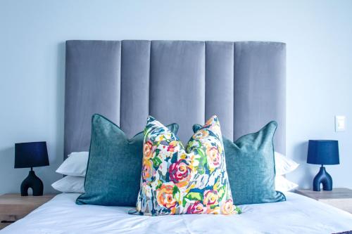 Letto o letti in una camera di Executive Apartment at Ellipse Waterfall