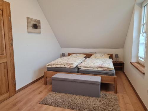 2 camas individuales en una habitación con ático en Ferienhaus im Seedorf im Münsterland, en Warendorf