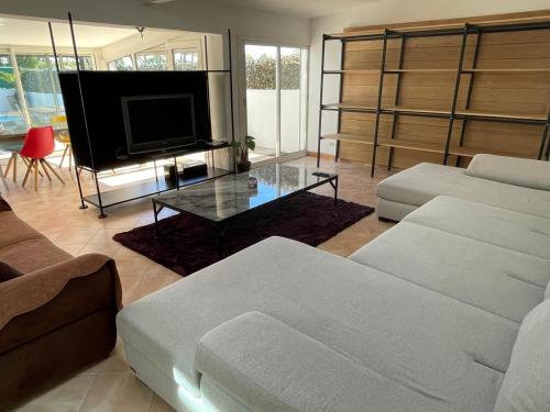 Villa climatisée piscine 3 chambres mer à 800m