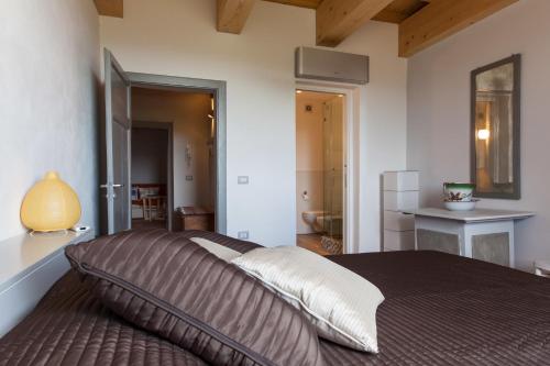 - une chambre avec un grand oreiller sur un lit dans l'établissement Casa Breccia, à Compignano
