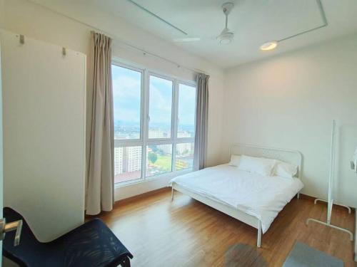 - une chambre avec un lit blanc et une grande fenêtre dans l'établissement Plaza @ Kelana Jaya 2 Bedroom House NEW 2024!, à Petaling Jaya