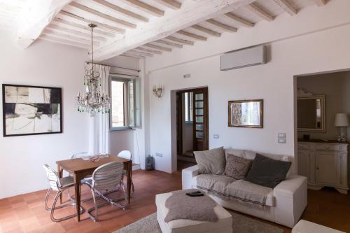 - un salon avec un canapé et une table dans l'établissement Casa Breccia, à Compignano