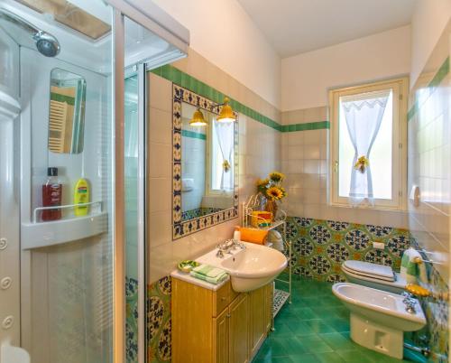 ein Bad mit einem Waschbecken und einer Dusche in der Unterkunft B&B Armonia in Tortoreto Lido
