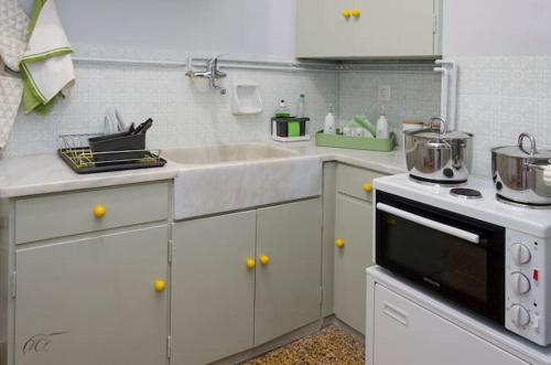 A kitchen or kitchenette at Νίκη δυάρι στο κέντρο του Βόλου