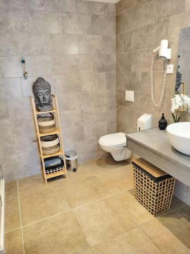 La salle de bains est pourvue d'un lavabo, de toilettes et d'une étagère. dans l'établissement Appartement T2 Porto, à Porto Ota