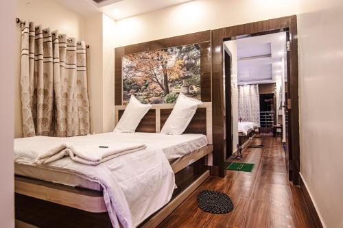 Postel nebo postele na pokoji v ubytování Hotel Aarohi