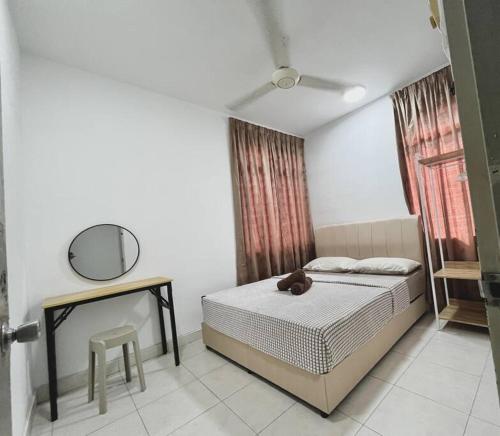 ein Schlafzimmer mit einem Bett mit einem Teddybär drauf in der Unterkunft Cozy 4BR 7Pax MMU Cyberjaya University Tamarind Square in Cyberjaya