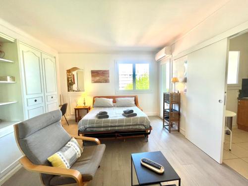 カンヌにあるLe Petit Magellan by Welcome to Cannesのベッドルーム1室(ベッド1台、ソファ、椅子付)