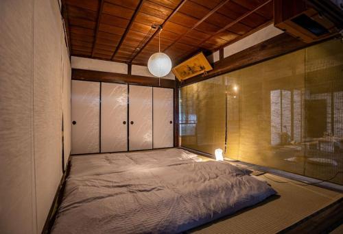 A bed or beds in a room at アップスタイル大垣ー明治から時を刻む古民家。