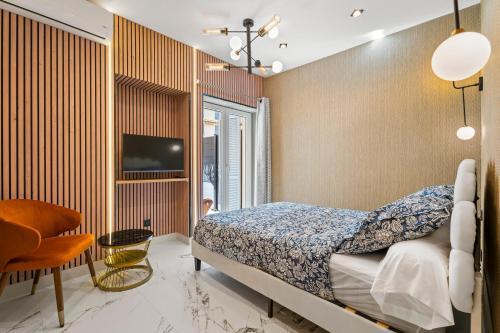 une chambre avec un lit, un bureau et une télévision dans l'établissement Nice Renting - 3FRANCE - Luxury & Comfort Suite by the Sea & Terrace, à Nice