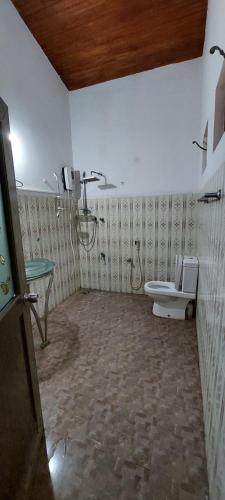 a bathroom with a toilet and a sink at Villa in Hikkaduwa in Dodanduwa