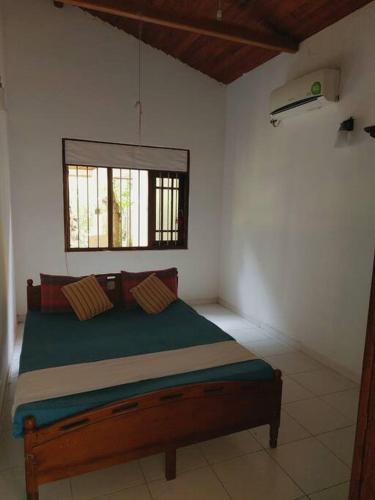 1 dormitorio con 1 cama en una habitación con ventana en Villa in Hikkaduwa, en Dodanduwa