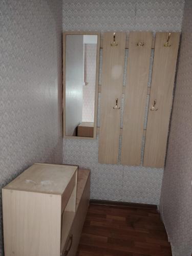 La salle de bains est pourvue d'un lavabo et d'un miroir. dans l'établissement 1ком кв центр вокзал, à Uralsk
