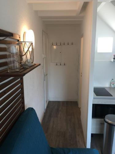 un couloir d'une chambre avec une porte et d'une chambre avec dans l'établissement Cottage de la Mer, au Crotoy