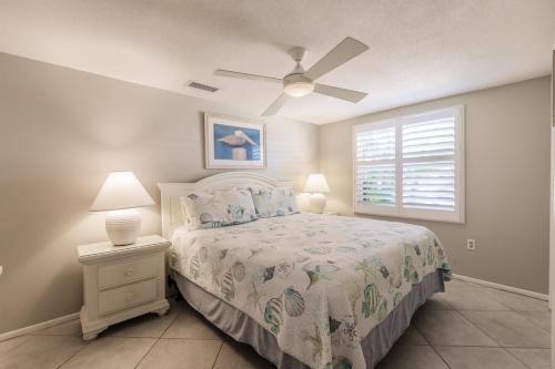 1 dormitorio con 1 cama y ventilador de techo en Villa 42 - Aloha Kai Vacation Villas, en Siesta Key