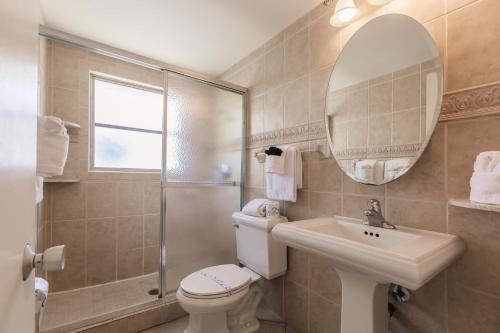 y baño con aseo, lavabo y espejo. en Villa 42 - Aloha Kai Vacation Villas, en Siesta Key