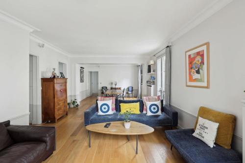 un salon avec deux canapés et une table dans l'établissement Grand appart 140m² à deux pas de la Tour Eiffel, à Paris