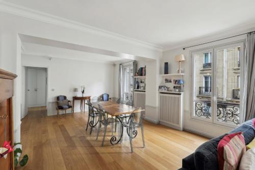 un salon avec une table et une salle à manger dans l'établissement Grand appart 140m² à deux pas de la Tour Eiffel, à Paris