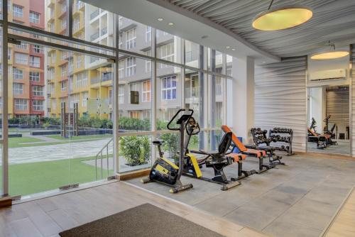 una palestra con tapis roulant e attrezzature cardio in un edificio di Pool view 2BHK 5 min to Airport a Vasco da Gama
