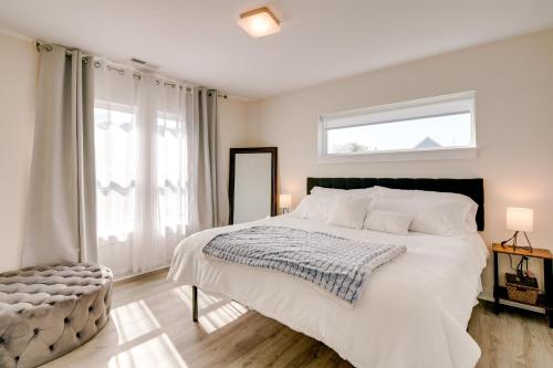 Un dormitorio blanco con una cama grande y una ventana en Hendersonville Home with Gas Grill 1 Mi to Main St!, en Hendersonville