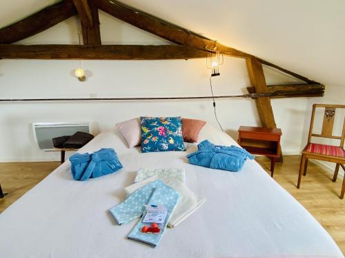 une chambre avec un lit avec des cravates bleues dessus dans l'établissement LA BOURIOTE - L'ETABLE, à Villefranche-dʼAlbigeois