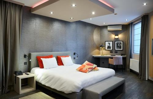 a bedroom with a large bed and a desk at Les Tanneurs in Namur