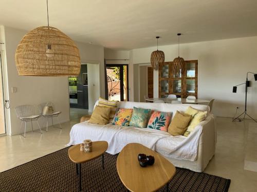 - un salon avec un canapé blanc et des oreillers colorés dans l'établissement Villa Prestige Porto Vecchio, à Furoli