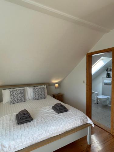 1 dormitorio con 1 cama con toallas en Bed & Breakfast - Shanakeever Farm, en Clifden