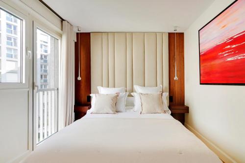 Un pat sau paturi într-o cameră la Ecrin de luxe à la Tour Eiffel
