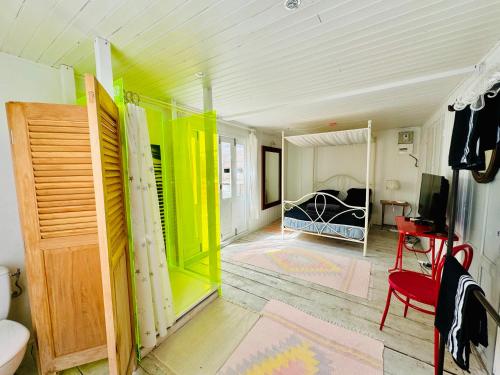 a room with green and yellow doors and a bedroom at Bungalow avec piscine in Antibes